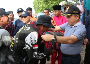 Gubernur Jambi Al Haris saat sambut tim mIlir berakit(Poto Richi)