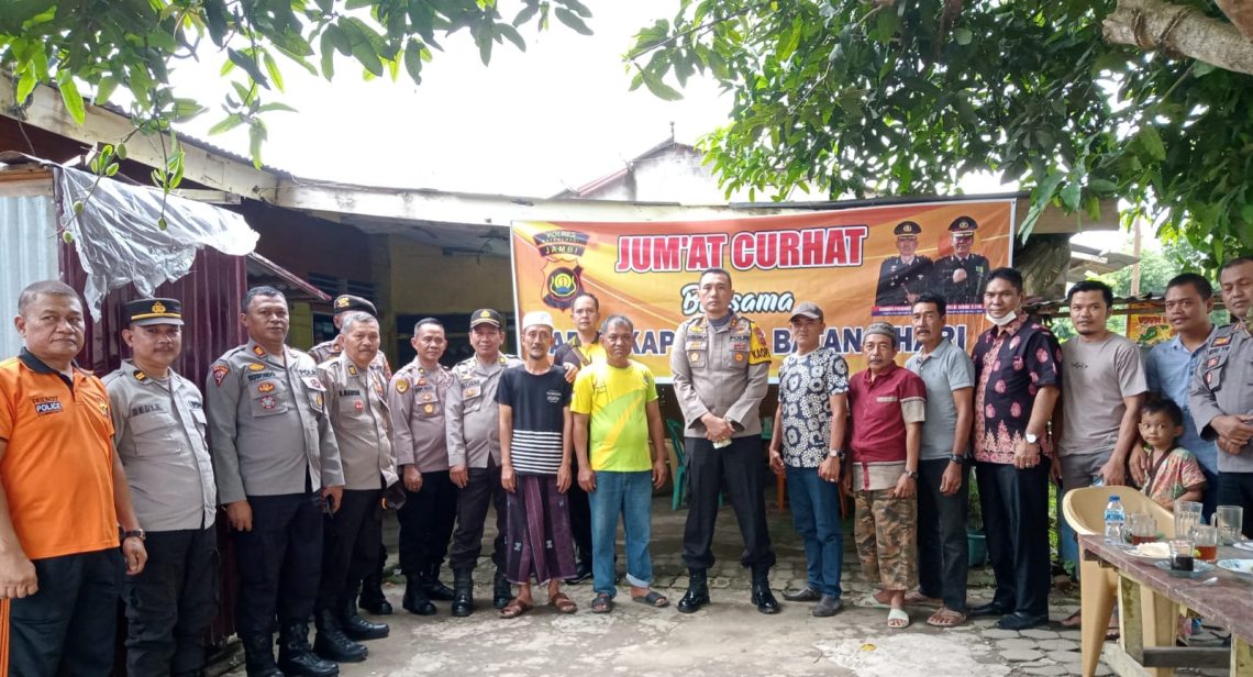 Kapolres Batanghari AKBP Bambang Purwanto bersama warga dalam Jum'at Curhat(Poto Supri G12)