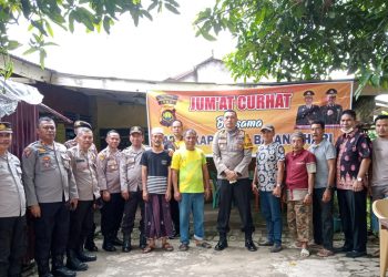 Kapolres Batanghari AKBP Bambang Purwanto bersama warga dalam Jum'at Curhat(Poto Supri G12)