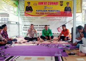 Kapolsek Pemayung AKP Sunardi SH saat Jum'at Curhat di Aula Ruma Kepala Desa Teluk(Poto ist)