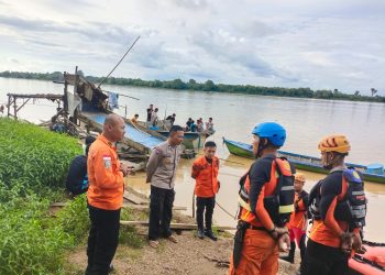 Timsar Gabungan saat dilokasi pencarian korban di Desa Senaning(Poto Supri-Sar)