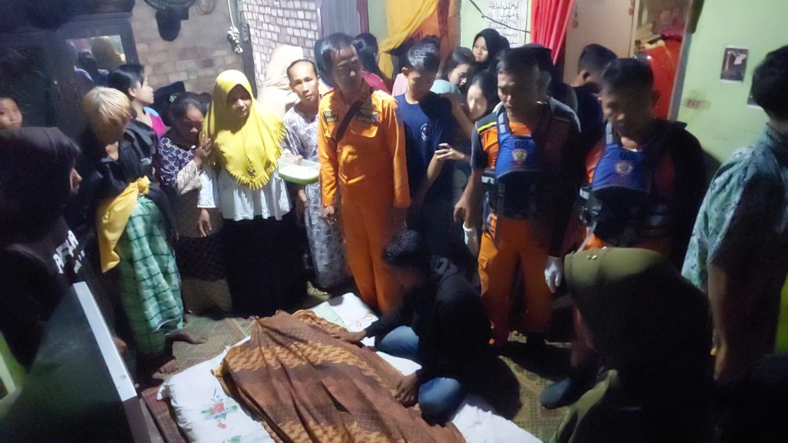 Timsar Gabungan saat evaluasi korban ke rumah duka(Poto Supri-Sar)