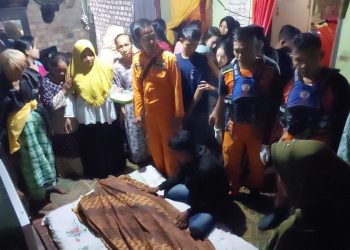Timsar Gabungan saat evaluasi korban ke rumah duka(Poto Supri-Sar)