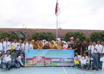 Tim Penkum Kejari bersama siswa siswi SMA Negeri 5 Batanghari(Poto ist G12)