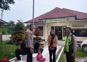 Kapolsek Pemayung bersama Kanit Reskrim saat introgasi Eka Dayanti  ibu dari Zahra(Poto Supri)