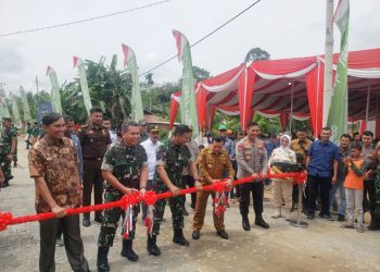 Pemotongan Pita penutupan karya bakti TNI dan persemian jalan sepanjang 42,7km oleh Gubernur Jambi,Pangdam II Sriwijaya,Danrem,Kapolda da Ketua DPRD(poto ist G12)