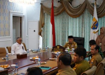 Gubernur Jambi Al Haris dalam rapat pengendalian inflasi(poto kominfo)
