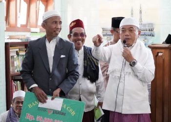 Gubernur Jambi Al Haris di Masjid Attaqwa Mendalo(poto richi)