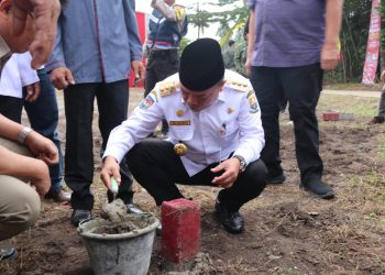 Pemasangan patok tanah secara simbolis oleh Gubernur Al Haris(Poto Richi)