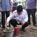 Pemasangan patok tanah secara simbolis oleh Gubernur Al Haris(Poto Richi)
