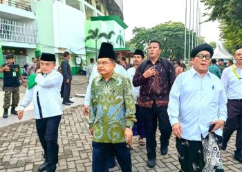 Gubernur Jambi Al Haris saat berjalan kaki bersama mantan Wapres Jusuf Kalla menuju lokasi puncak acara(Poto Hms)