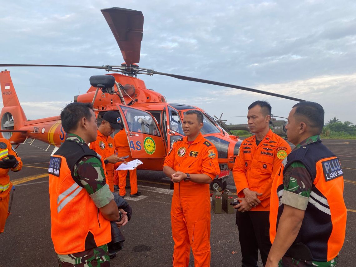 Timsar Gabungan saat persiapan evakuasi crew helikopter yang mendarat darurat di Tamiai Kerinci(Poto Lutfi)