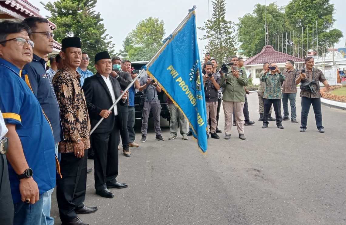 Guru bernur Jambi Al Haris didampingi Ketua PWI Provinsi Jambi HR Ridwan Agus Depati saat lepas delegasi PWI ikuti HPN di Medan (Poto:Supri)