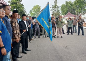 Guru bernur Jambi Al Haris didampingi Ketua PWI Provinsi Jambi HR Ridwan Agus Depati saat lepas delegasi PWI ikuti HPN di Medan (Poto:Supri)