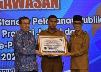 Wabup Batanghari Bakhtiar saat terima penghargaan dari Ombudsman RI(Poto ist)