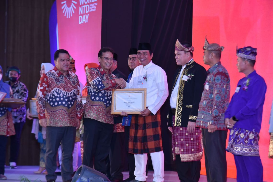 Bupati Batanghari M Fadhil Arief saat terima penghargaan dari Menteri Kesehatan Republik Indonesia Budi Gunadi Sadikin (poto hms G12)