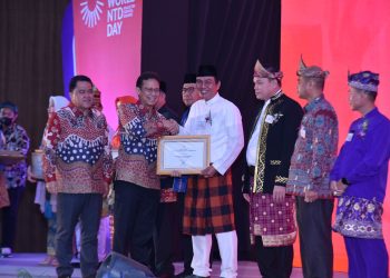 Bupati Batanghari M Fadhil Arief saat terima penghargaan dari Menteri Kesehatan Republik Indonesia Budi Gunadi Sadikin (poto hms G12)