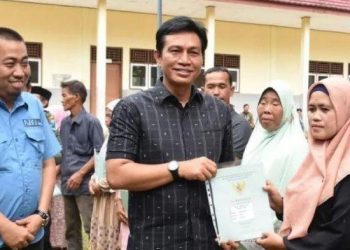 upati Fadhil Arief Serahkan Sertifikat Program PTSL di Desa Serasah Kec. Pemayung (poto G12)