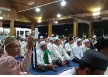 Do'a dan zikir bersama malam pergantian tahun di Serambi Rumah Dinas Bupati Batanghari(poto ist G12)