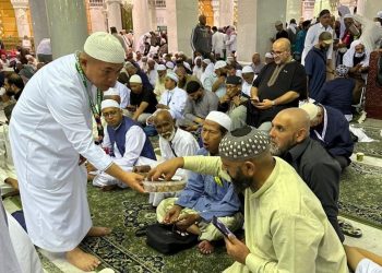 Gubernur Jambi Al Haris saat berikan sedekah qurma d Masjidil Haram(poto ist)