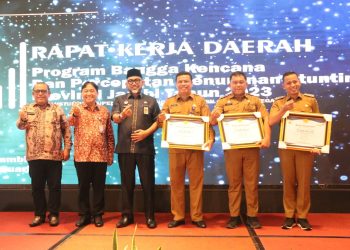 Sekda Provinsi Jambi H Sudirman bersama OPD terkait dalam rapat stunting (Poto:Richi- G12)