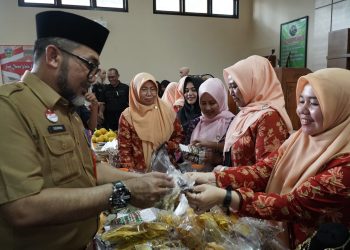 Sekda Provinsi Jambi H Sudirman di lokasi Bazar DWP(Poto Richi-G12)