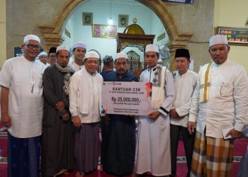 Gubernur Al Haris Serahkan Bantuan BAZNAS untuk kaum duafa dan anak yatim di Niaso(poto Novri)