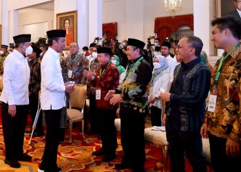Gubernur Jambi Al Haris bersama Presiden Jokowi di Istana negara(Poto Hms)