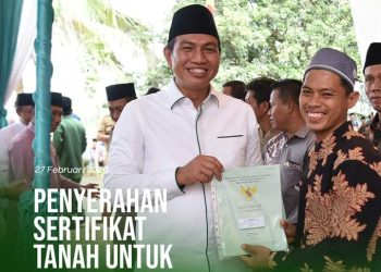 Bupati Batanghari M Fadhil Arief saat serahkan sertifikat secara simbolis(poto hms)