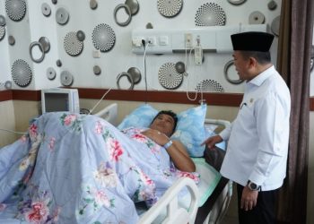 Gubernur Jambi saat besuk Kapolda Jambi di RS Bhayangkara(Poto:ist G12)