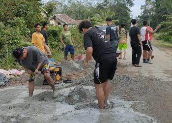 Pemuda Desa Bajubang Laut melaksanakan kerja bakti perbaiki jalan rusak(Poto Fir- G12)