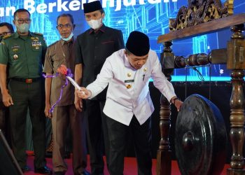 Pemukulan Gong oleh Gubernur Al Haris pertanda Musrenbang RKPD resmi di Buka(Poto is G12)