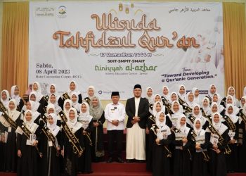 Gubernur Al Haris Poto bersama santri dalam wisuda Tahfiz Qur'an(Poto ist G12)