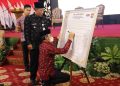 Ketua DPRD Jambi Edi Purwanto saat tanda tangan fakta integritas bersama Wagub sani