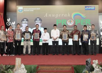 Gubernur Jambi Al Haris bersama utusan perusahaan penerima sertifikat PROPER(Poto ist G12)