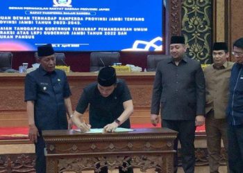 Penanda Tanganan Naskah Pengesahan Ranperda RT RW, Pemerintah bersama legislatif(Poto ist)