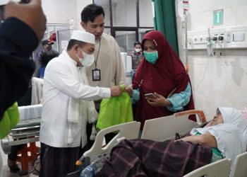 Gubernur Jambi Al Haris saat kunjungi pasien RSU Raden Mattaher Jambi(Poto Harun)