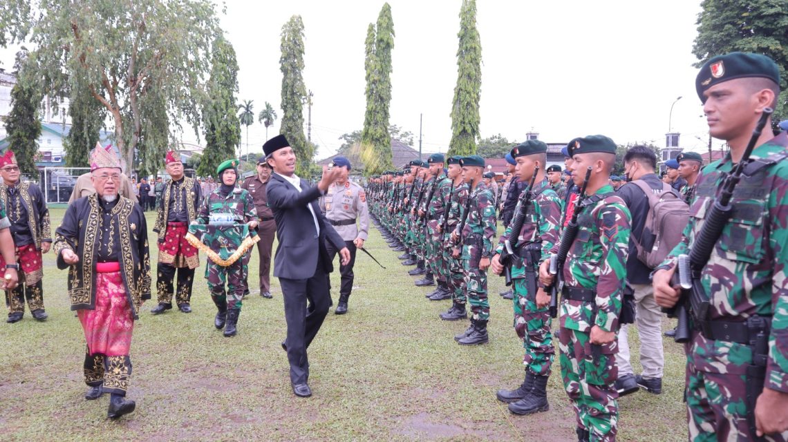 Ketua DPRD saat cek barisan pasukan satgas raider 142/Ksatria Jaya(Poto Hms)