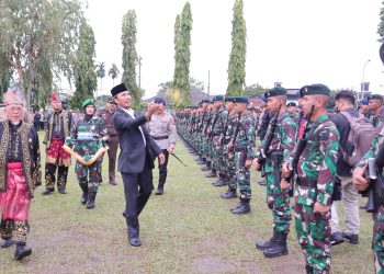 Ketua DPRD saat cek barisan pasukan satgas raider 142/Ksatria Jaya(Poto Hms)