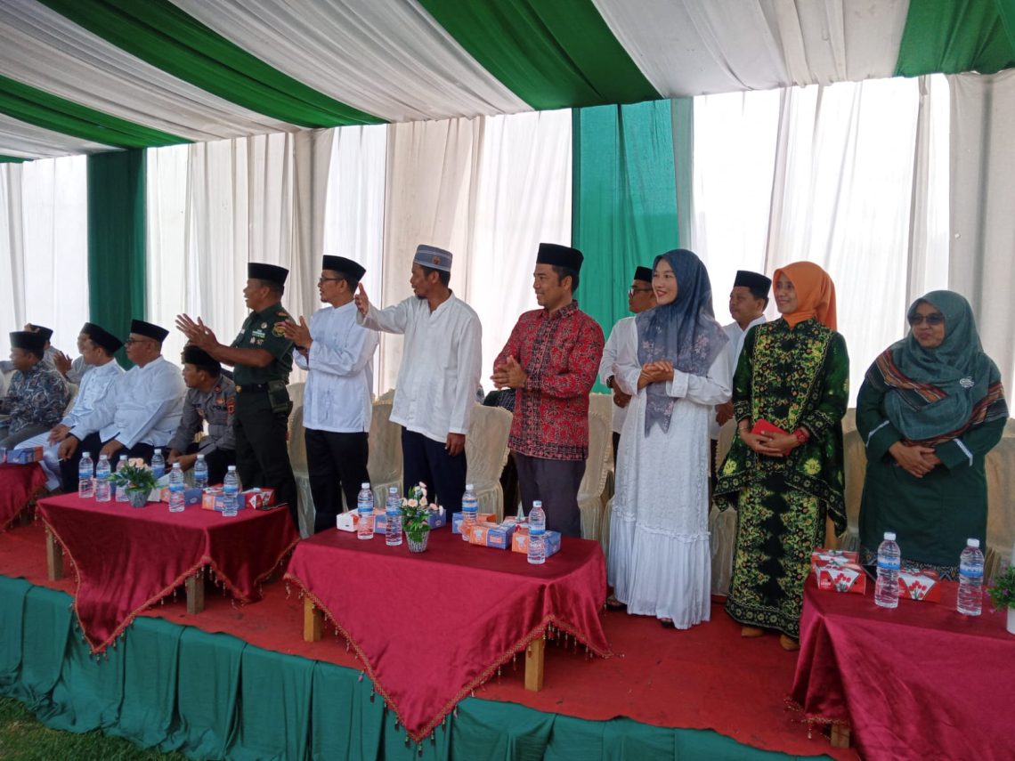 Sekda Kabupaten Batanghari saat lepas peserta pawai Ta'ruf MTQ ke 53(Poto hms-G12)