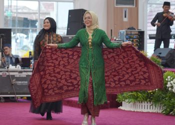 Ketua Dekranasda Batanghari Zulva Fadhil saat tampil Fashion Show(Poto Hms -G12)