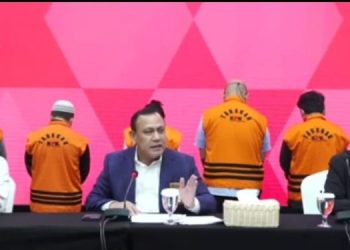 Ketua KPK Firli Bahuri didampingi Plt.Deputy Penindakan dan Eksekusi, Asep Guntur Rahayu dan Kepala Bagian Pemberitaan KPK Ali Fikri saat konferensi pers(Poto Hms KPK)