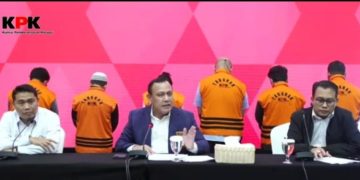 Ketua KPK Firli Bahuri didampingi Plt.Deputy Penindakan dan Eksekusi, Asep Guntur Rahayu dan Kepala Bagian Pemberitaan KPK Ali Fikri saat konferensi pers(Poto Hms KPK)