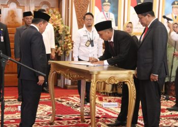 Gubernur Jambi saksikan Penanda tanganan naskah berita acara pelantikan(Poto Agus,G12)