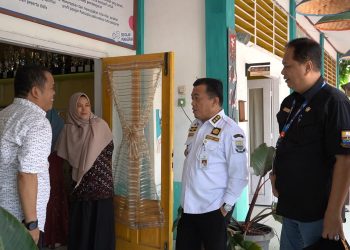 Gubernur Jambi Al Haris saat lakukan minjam proses PPDB(Poto Hms,G12)