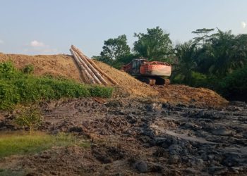 Penghentian aktifitas alat berat oleh warga Desa Serasah(Poto Herlas G12)