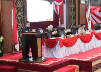 Gubernur Jambi Al Haris dalam rapat paripurna dewan(Poto Agus,G12)