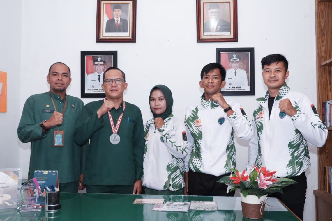 Atlit Wushu Batang Hari bersama Sekretaris dan Kabid IKP Diskominfo(Poto Hms G12)