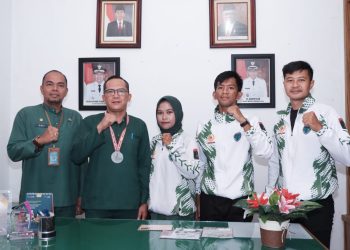 Atlit Wushu Batang Hari bersama Sekretaris dan Kabid IKP Diskominfo(Poto Hms G12)