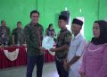 Bupati Fadhil Arief serahkan sertifikat secara simbolis dengan warga Singkawang dan Kilangan(Poto Hms)